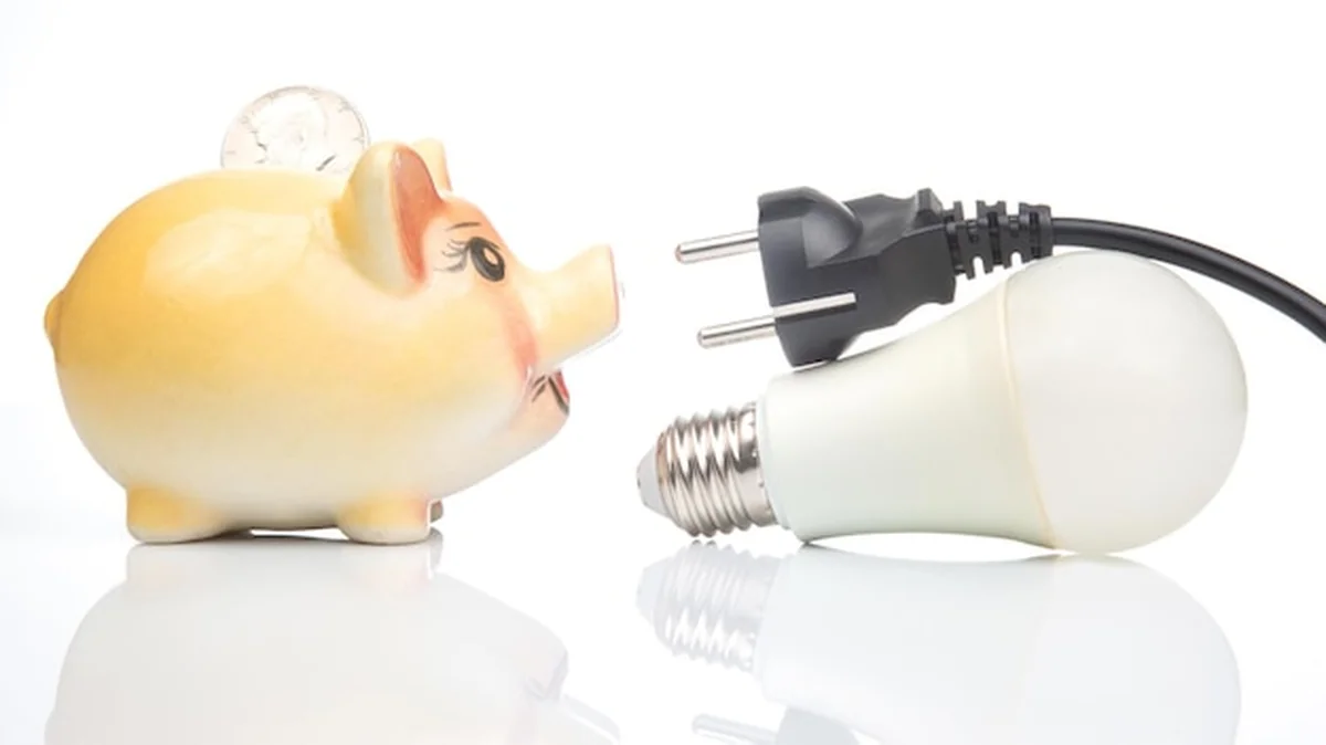 Skarbonka, lampa LED i wtyczka kabla elektrycznego