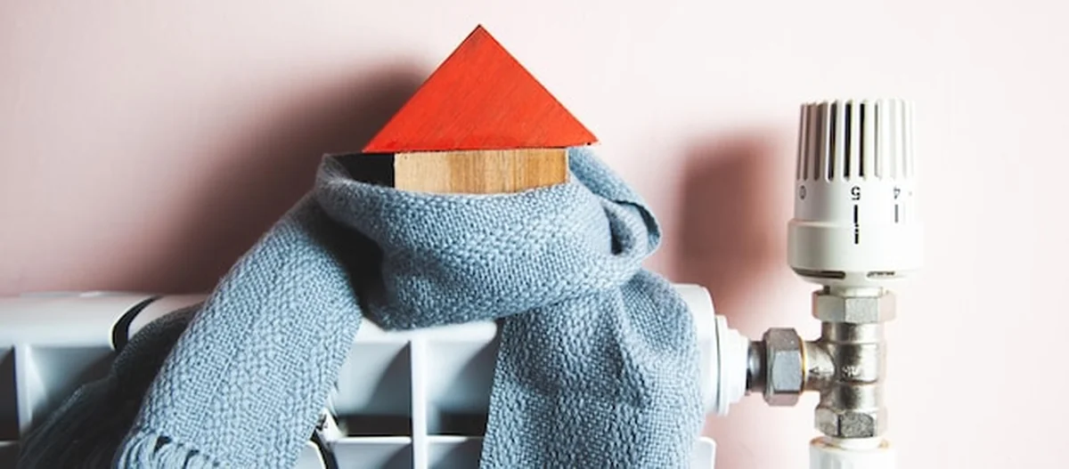 Model domu na kaloryferze w pomieszczeniu